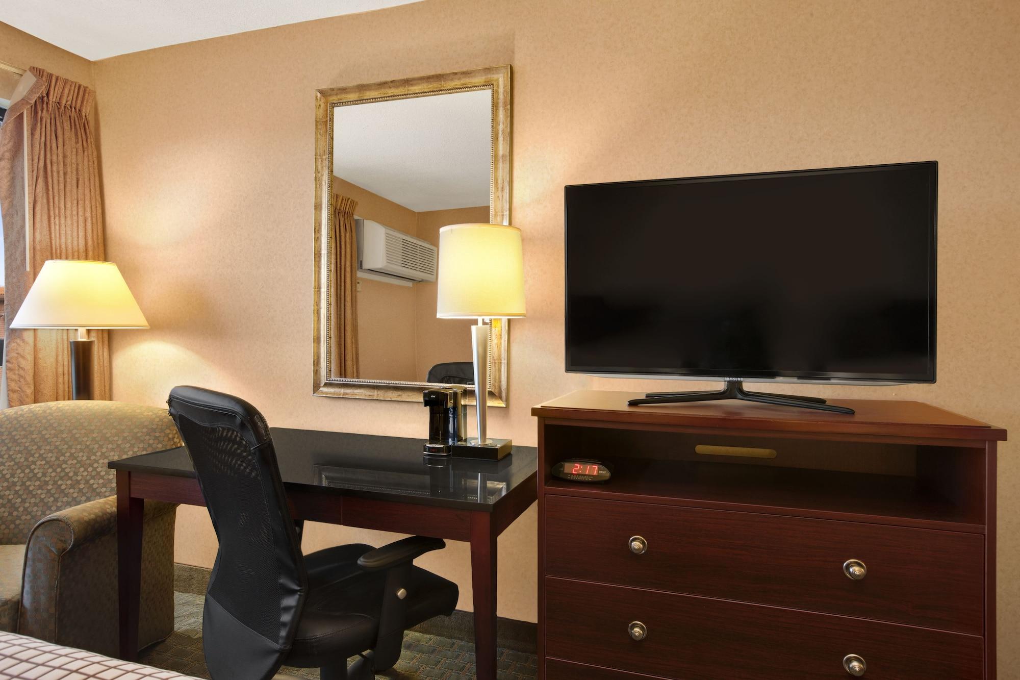 Days Inn By Wyndham יוטיקה מראה חיצוני תמונה