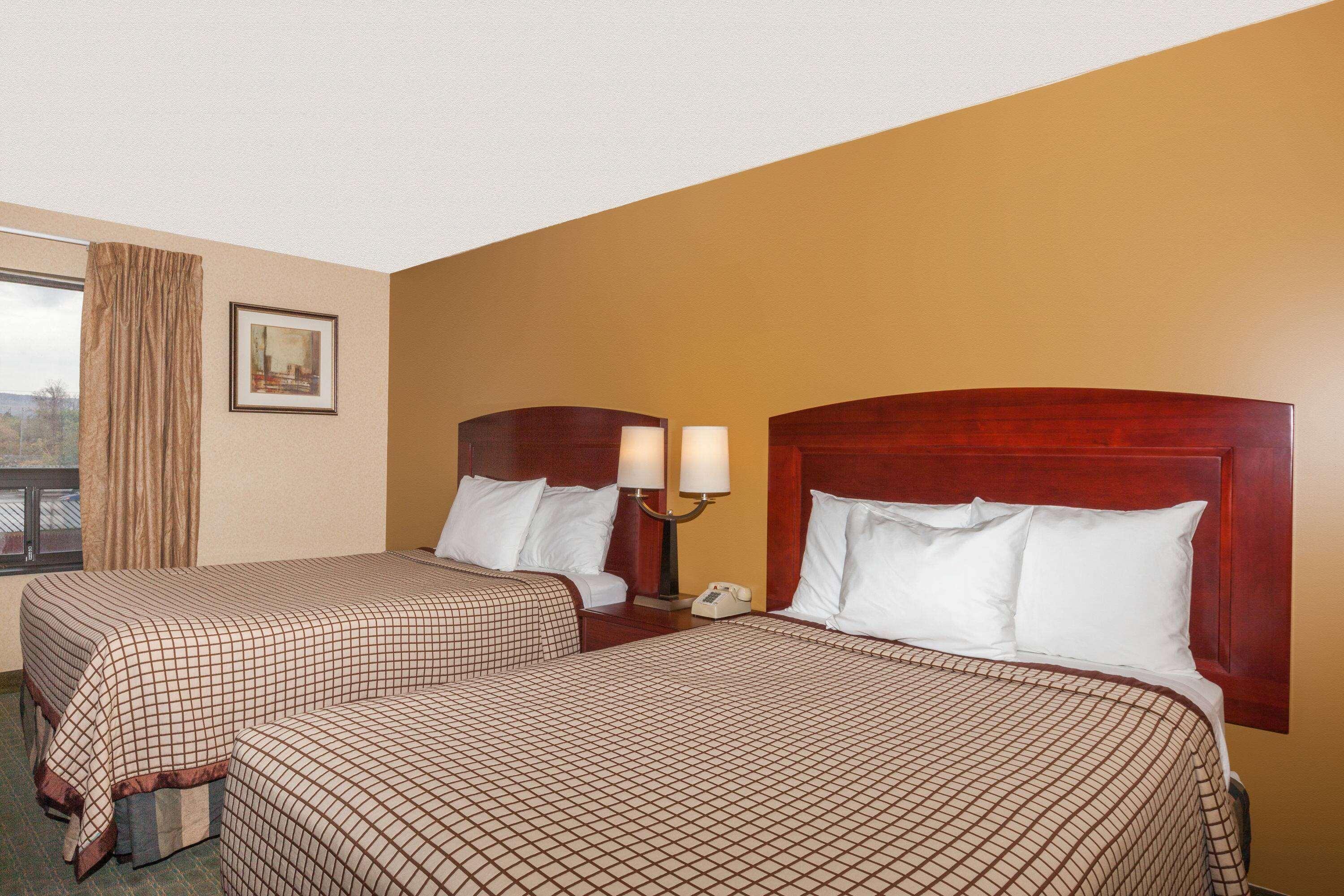 Days Inn By Wyndham יוטיקה מראה חיצוני תמונה