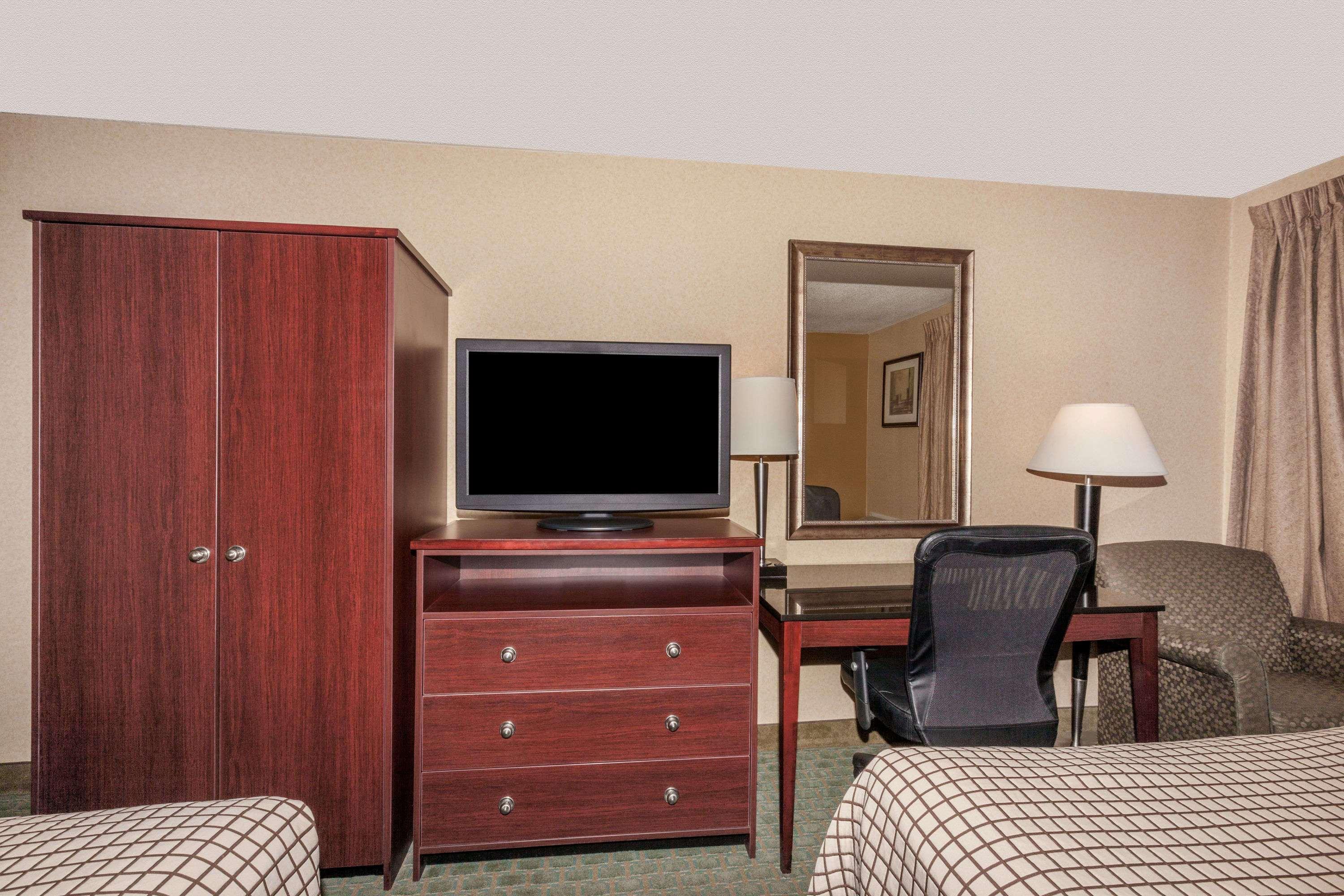 Days Inn By Wyndham יוטיקה מראה חיצוני תמונה