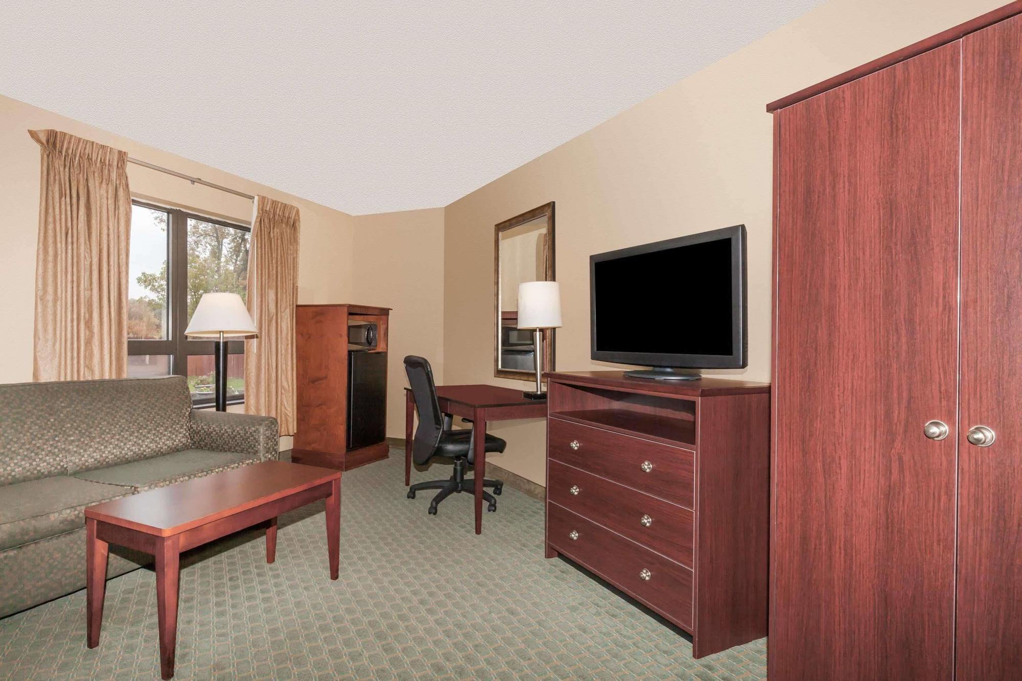 Days Inn By Wyndham יוטיקה מראה חיצוני תמונה