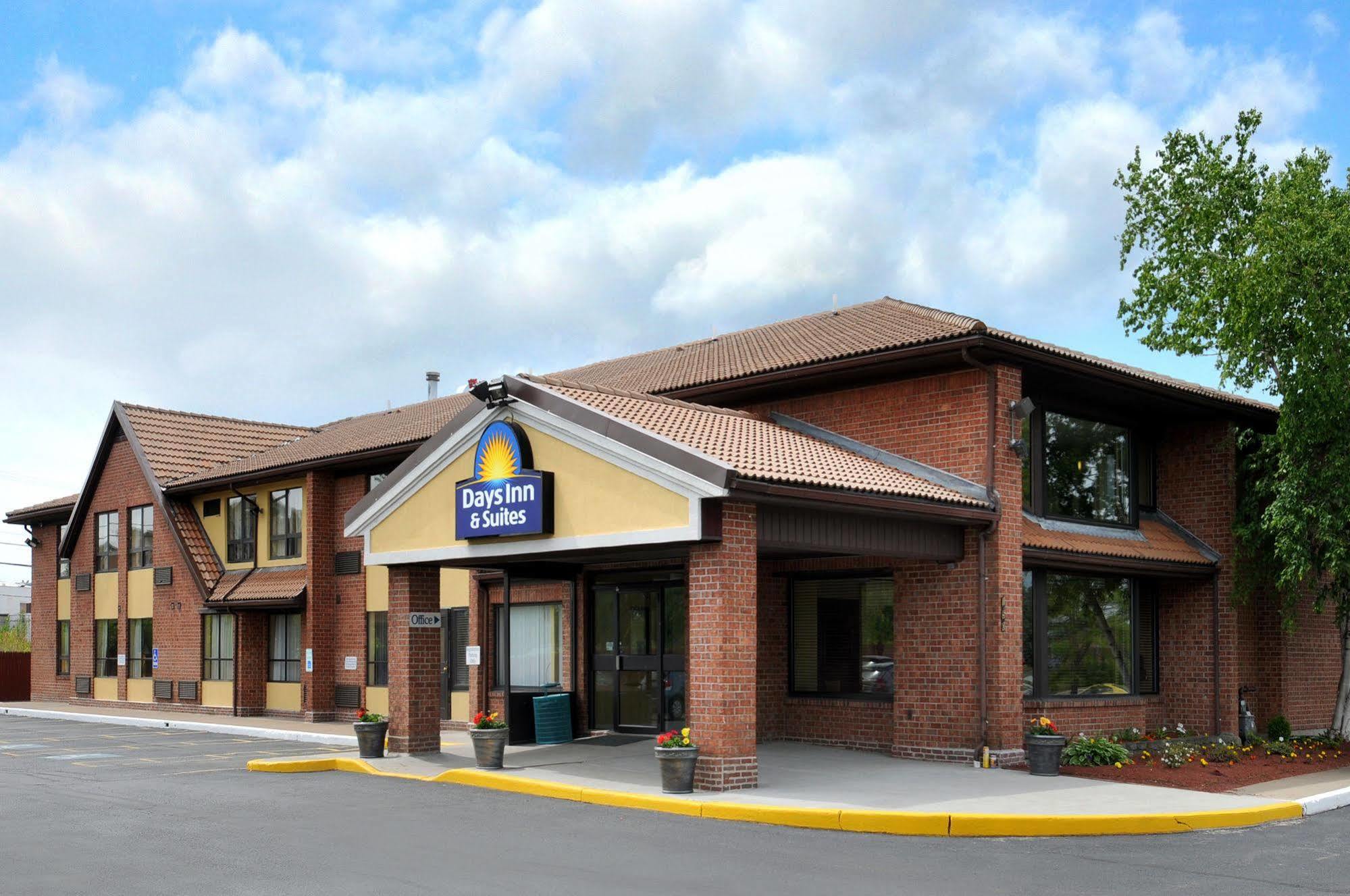 Days Inn By Wyndham יוטיקה מראה חיצוני תמונה